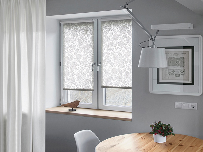 Монтаж рулонной шторы на створку окна - изображение 1 - заказать онлайн в салоне штор Benone в Чехове